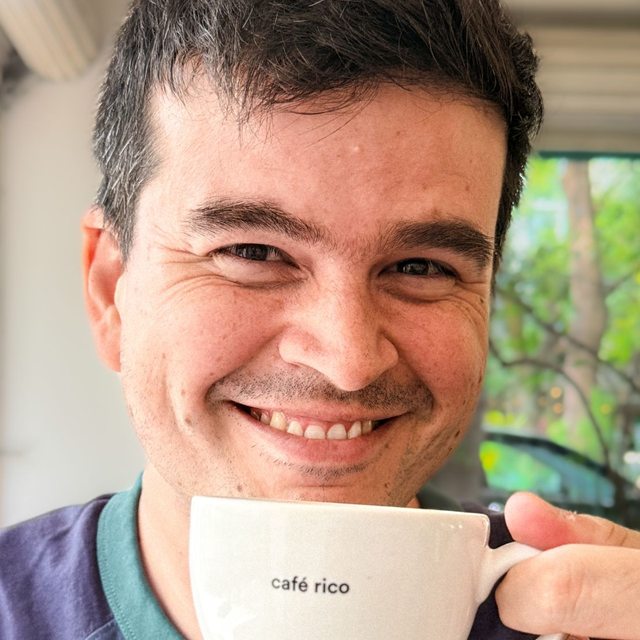 Roberto Escobedo (Rob) sonriendo con una taza de café